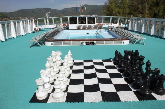 Sofia. Гигантские шахматы на солнечной палубе